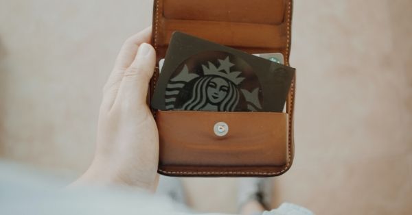 Starbucks customer using loyalty card