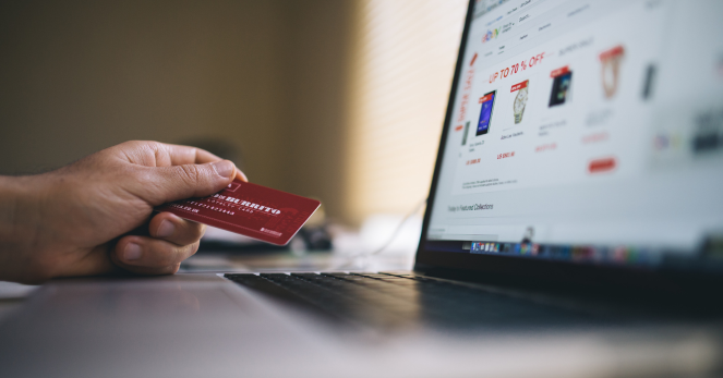 shopper using a credit card to purchase items online with a discount